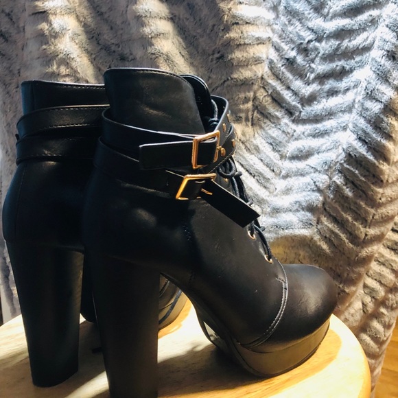 Stylish ankle boot with heel - Picture 3 of 5